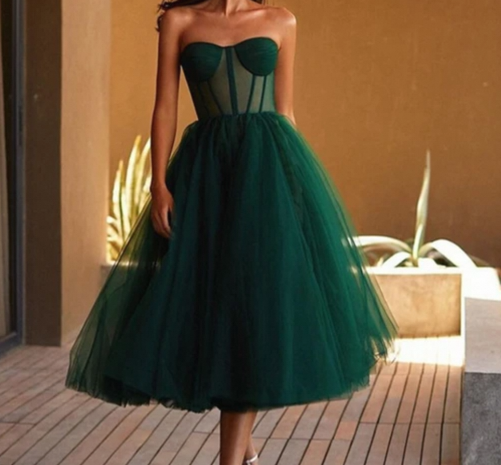 Elegant Updo: Perfect Hairstyle for a Green Formal Dress插图