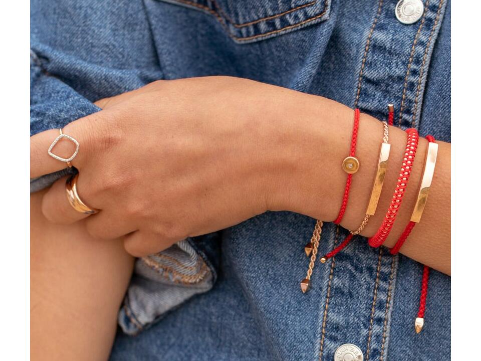 The Popularity of Red String Bracelets in Spiritual Practices插图