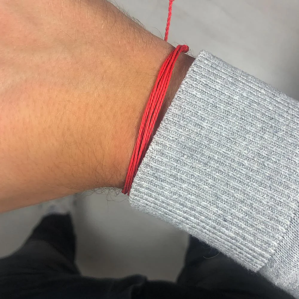 How to Layer Red Bracelets for a Fashionable Look插图