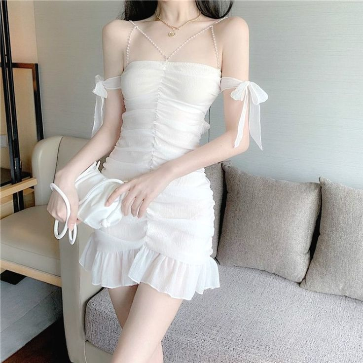 Lace Delights: The Feminine Allure of a Short White Dress插图