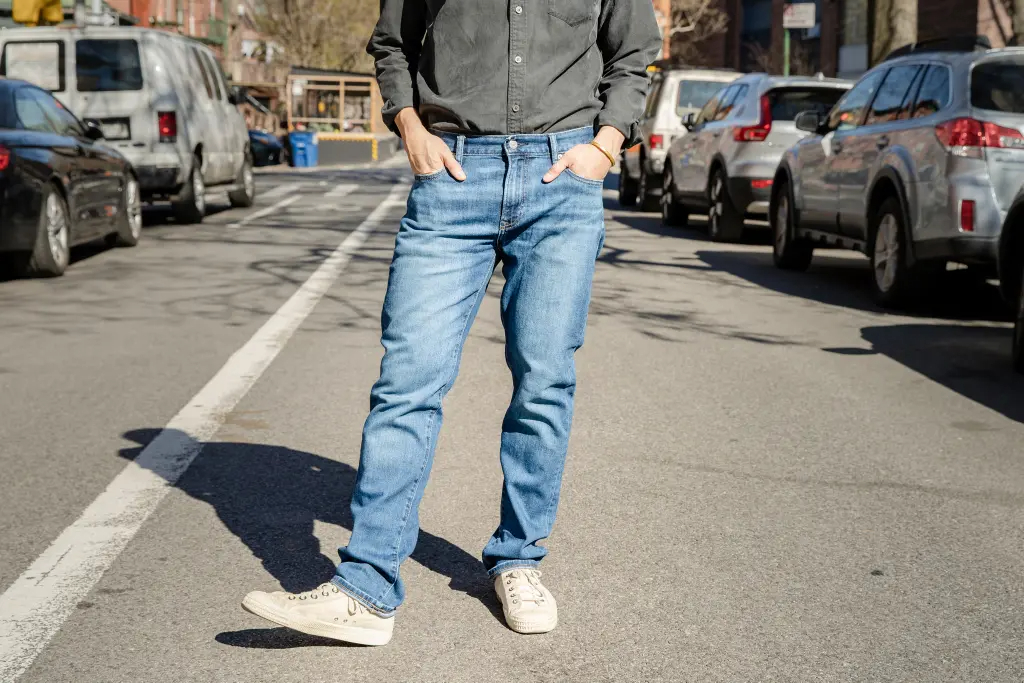 how should jeans fit men