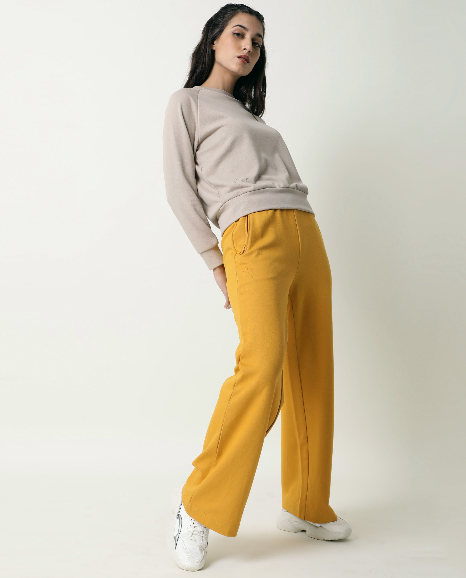 Women track pants: Elevating Sportswear with Fashion Twists缩略图